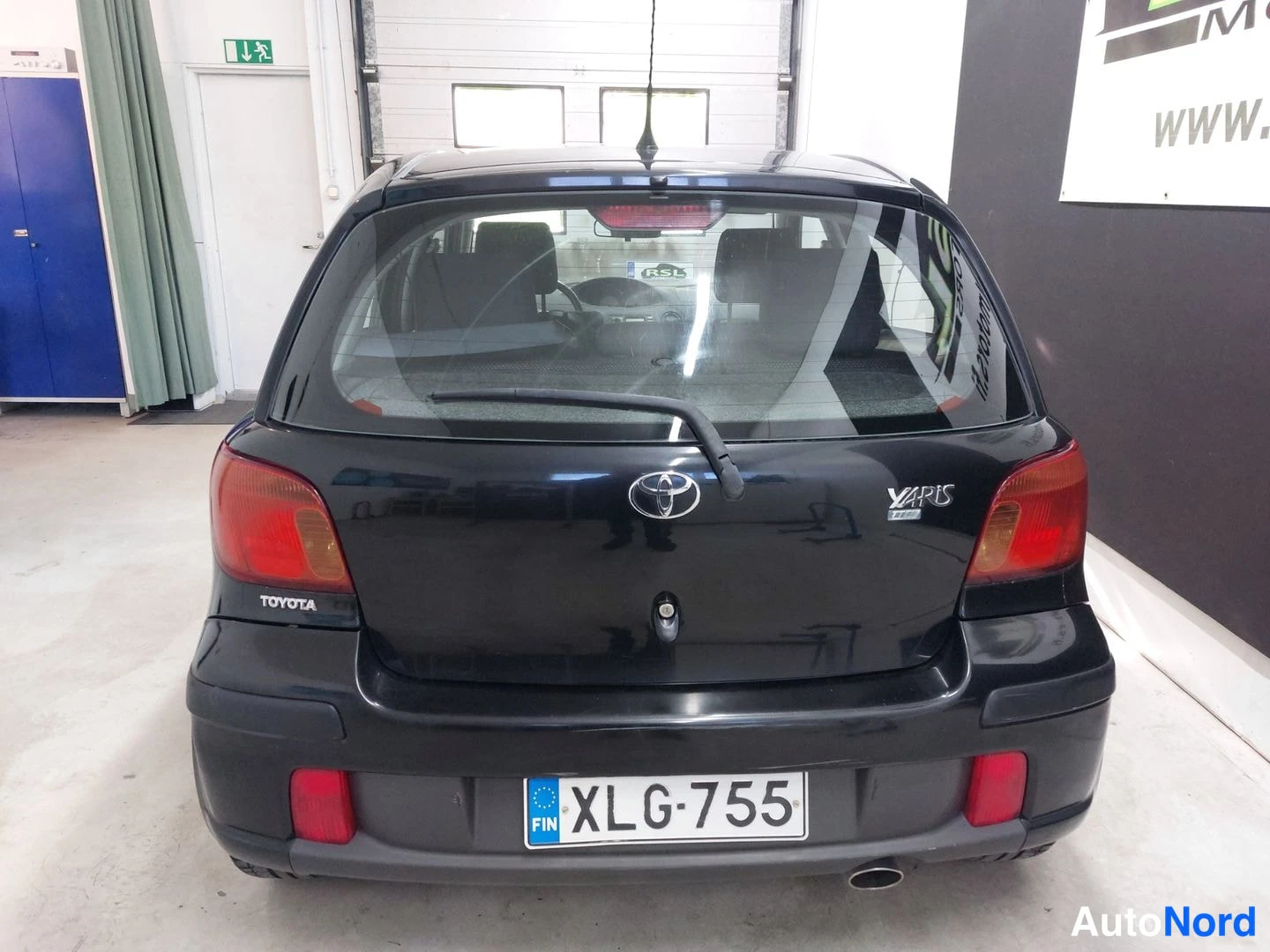 Musta Toyota Yaris 2004, takaa, kuva 9