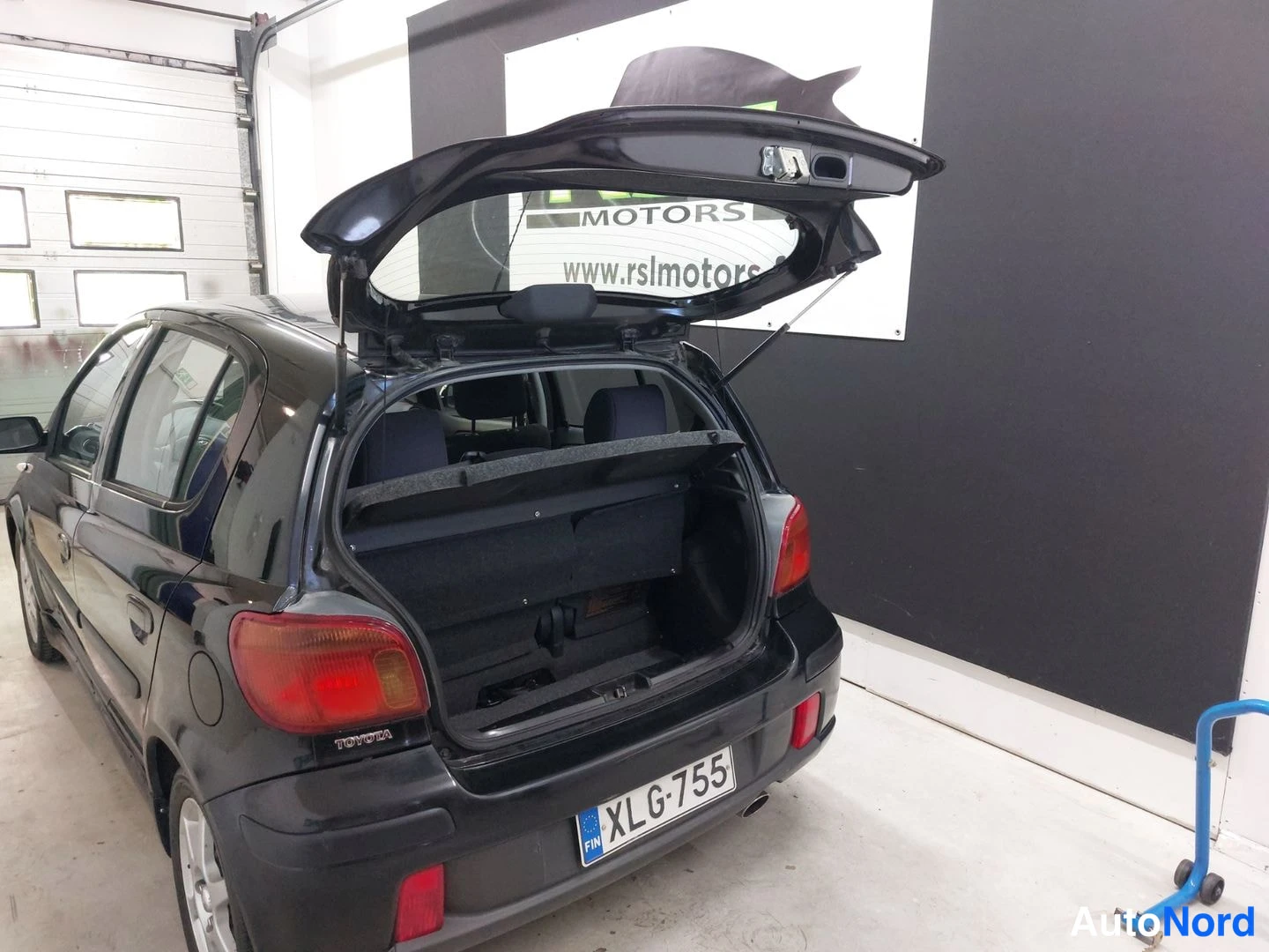 Musta Toyota Yaris 2004, takaviisto, kuva 8