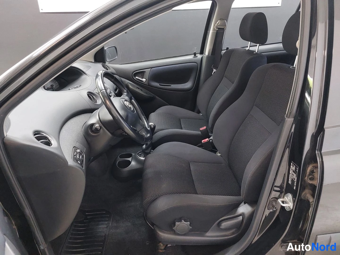 Musta Toyota Yaris 2004, etuistuimet, kuva 12
