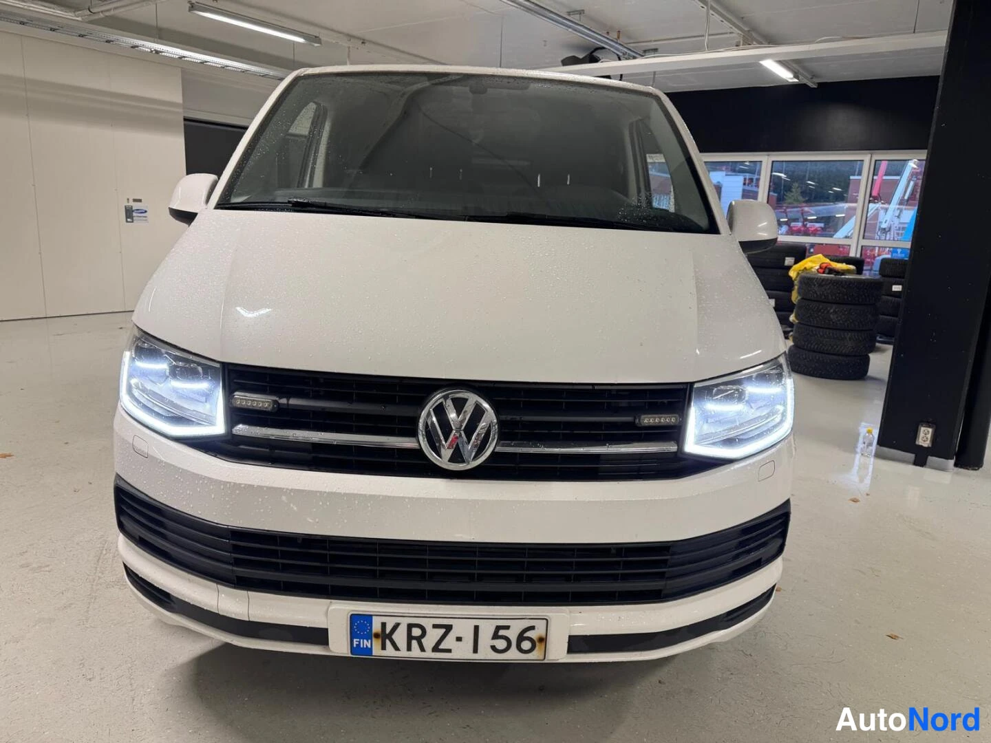 Valkoinen Volkswagen Transporter 2017, edestä, kuva 4