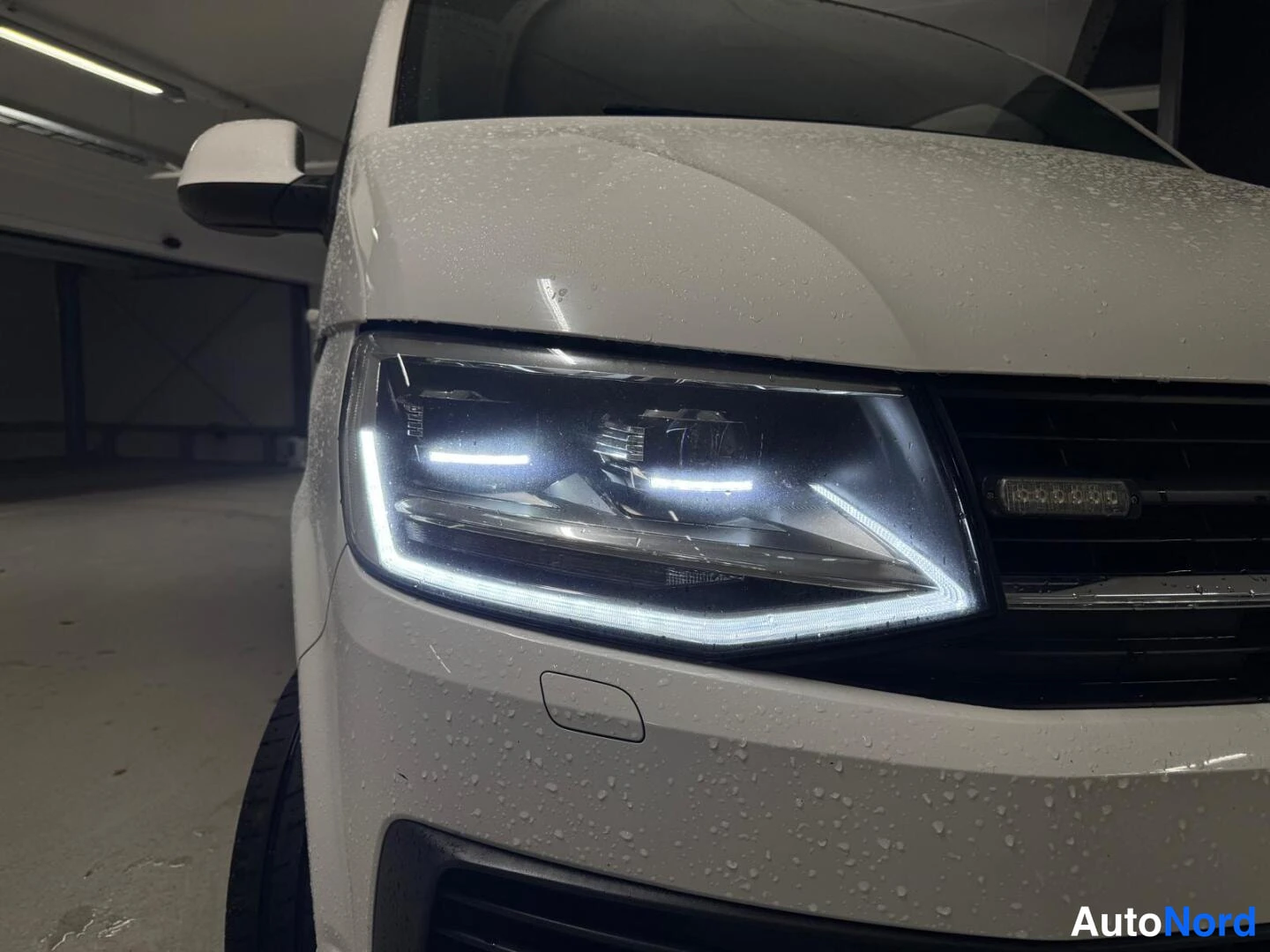 Valkoinen Volkswagen Transporter 2017, yksityiskohta, kuva 17