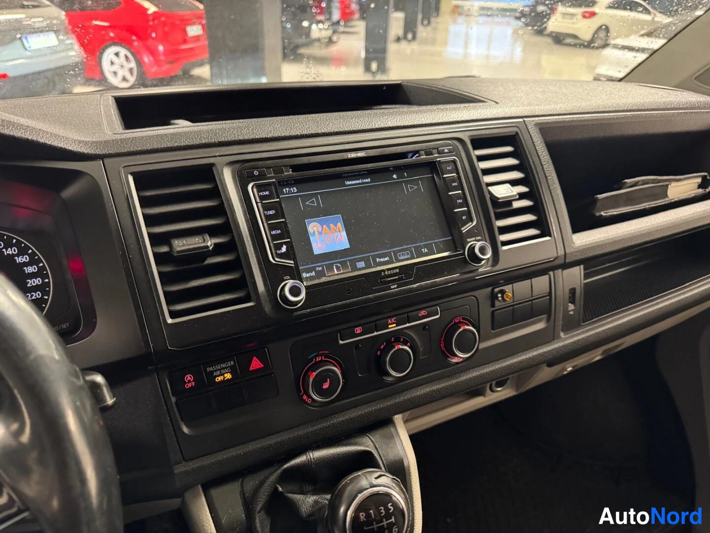 Valkoinen Volkswagen Transporter 2017, ohjaamo, kuva 10