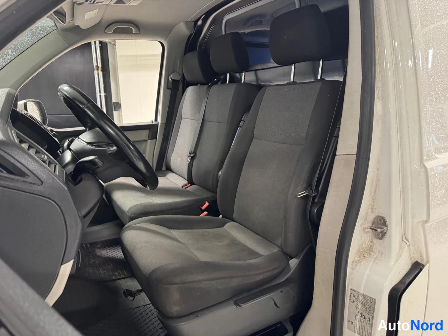 Valkoinen Volkswagen Transporter 2017, etuistuimet, kuva 14