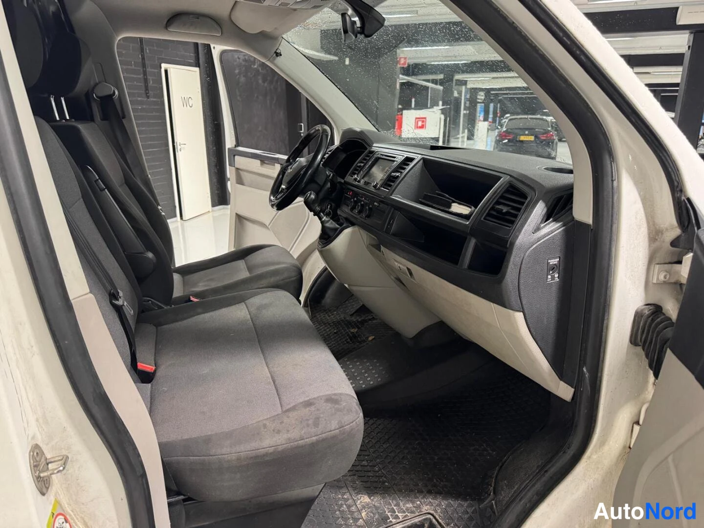 Valkoinen Volkswagen Transporter 2017, ohjaamo, kuva 11