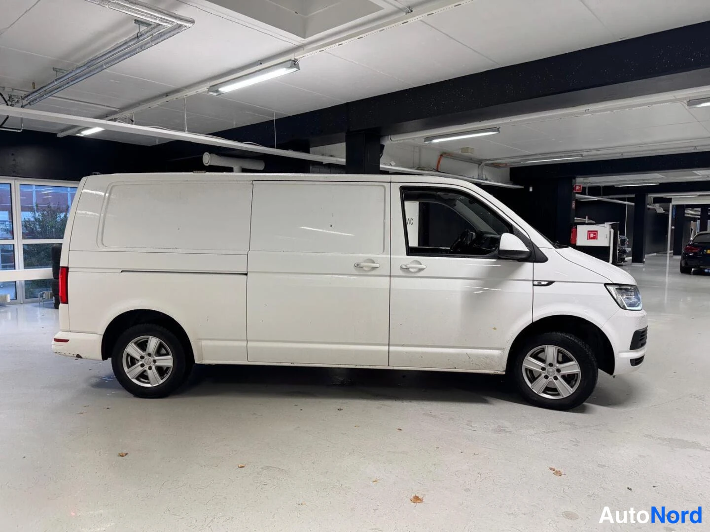 Valkoinen Volkswagen Transporter 2017, sivulta, kuva 5