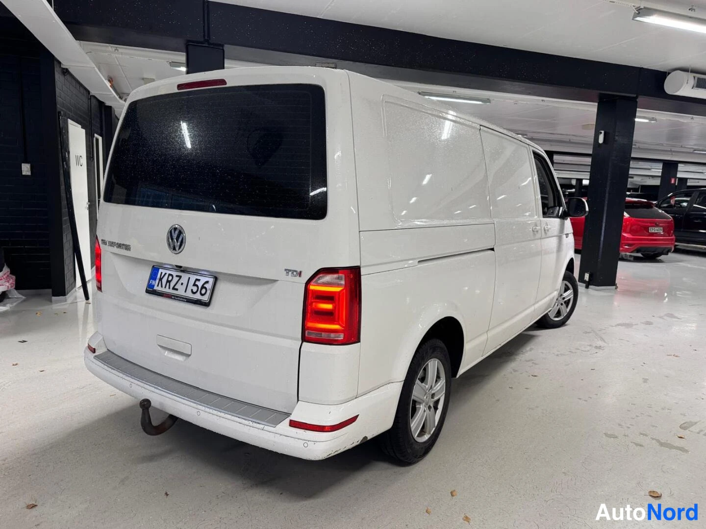 Valkoinen Volkswagen Transporter 2017, takaviisto, kuva 6