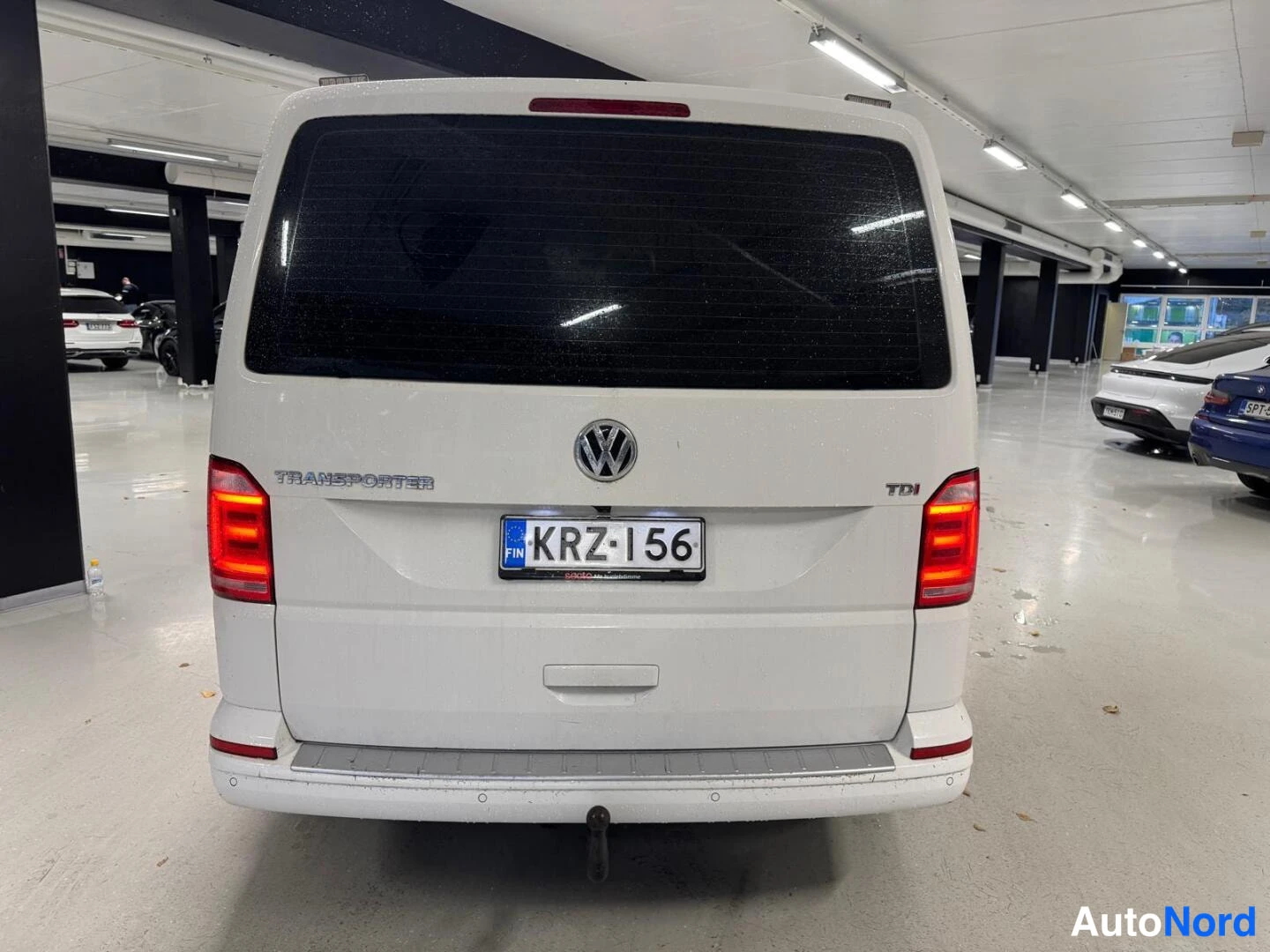 Valkoinen Volkswagen Transporter 2017, takaa, kuva 8