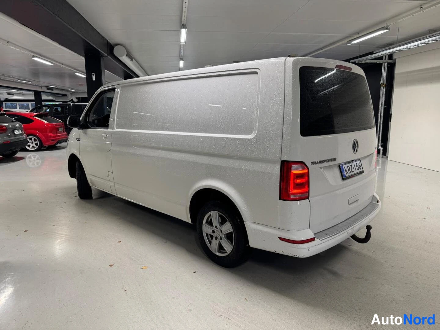 Valkoinen Volkswagen Transporter 2017, takaviisto, kuva 7