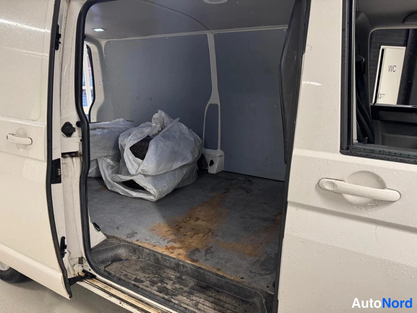 Valkoinen Volkswagen Transporter 2017, tavaratila, kuva 16
