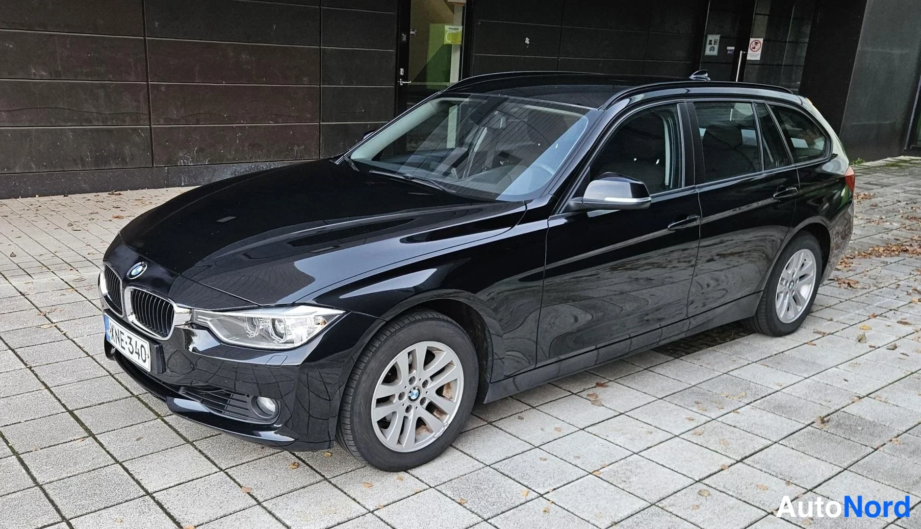 Musta BMW 320i xDrive 2015, etuviisto, keula vasemmalle, kuva 2