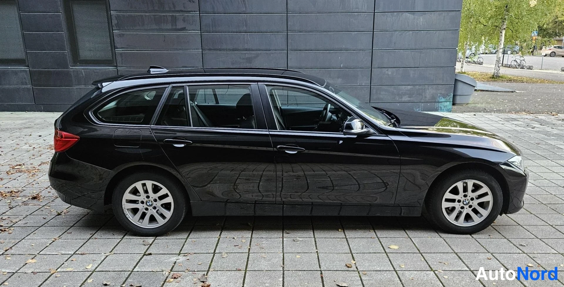 Musta BMW 320i xDrive 2015, sivulta, kuva 6