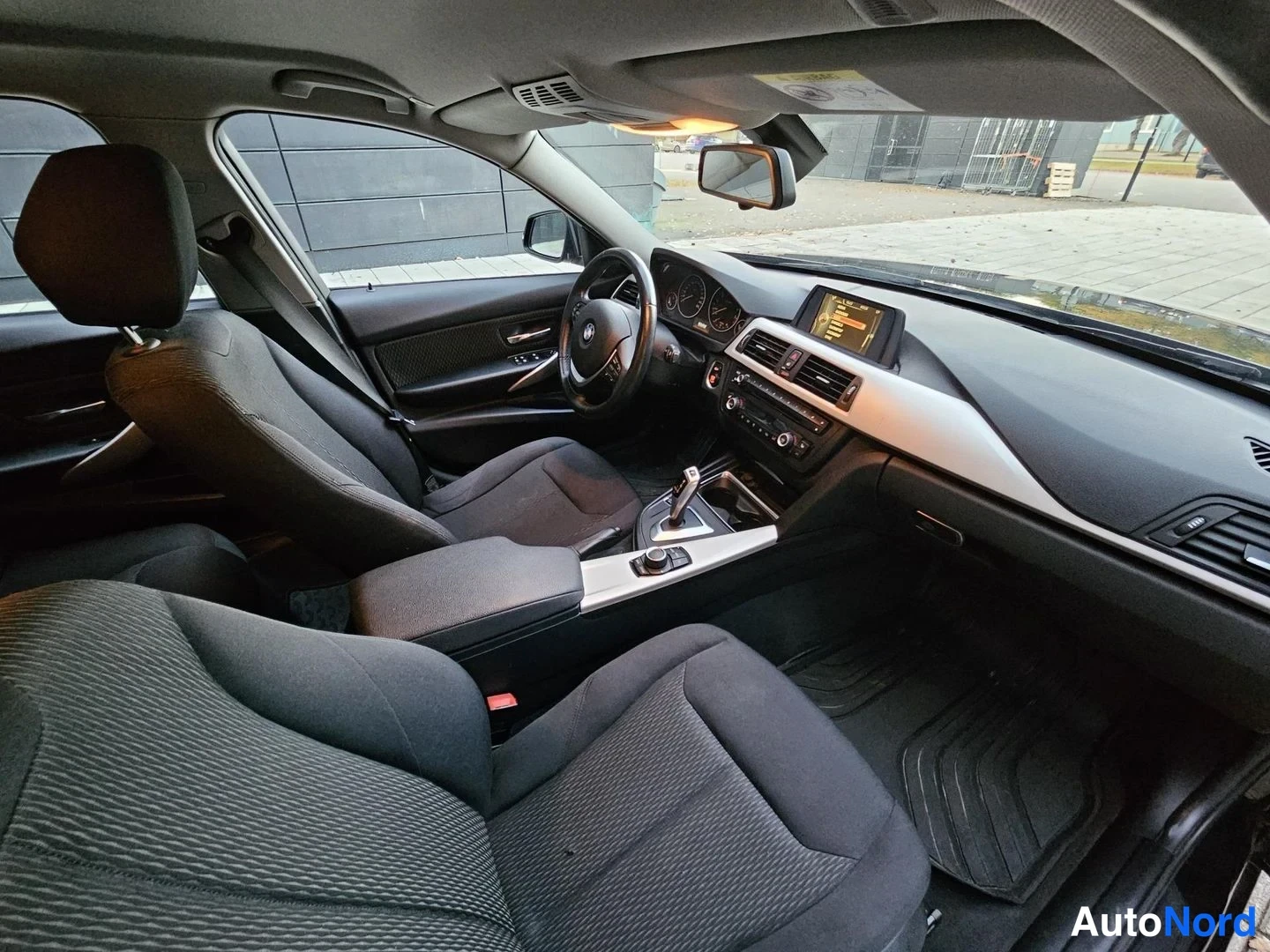 Musta BMW 320i xDrive 2015, ohjaamo, kuva 13