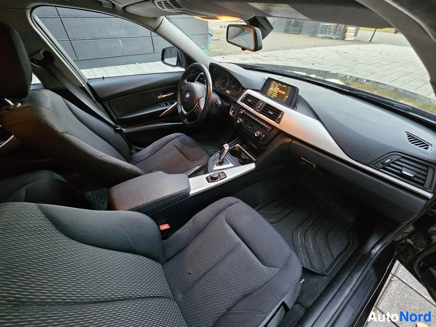 Musta BMW 320i xDrive 2015, ohjaamo, kuva 14