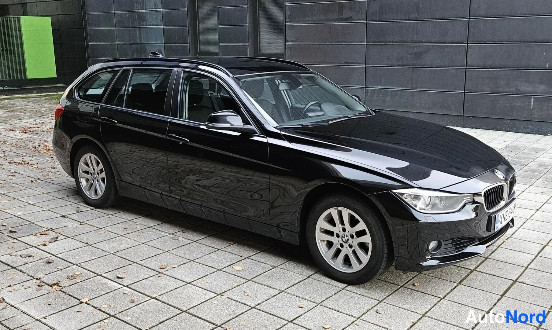 Musta BMW 320i xDrive 2015, etuviisto, keula oikealle, kuva 3