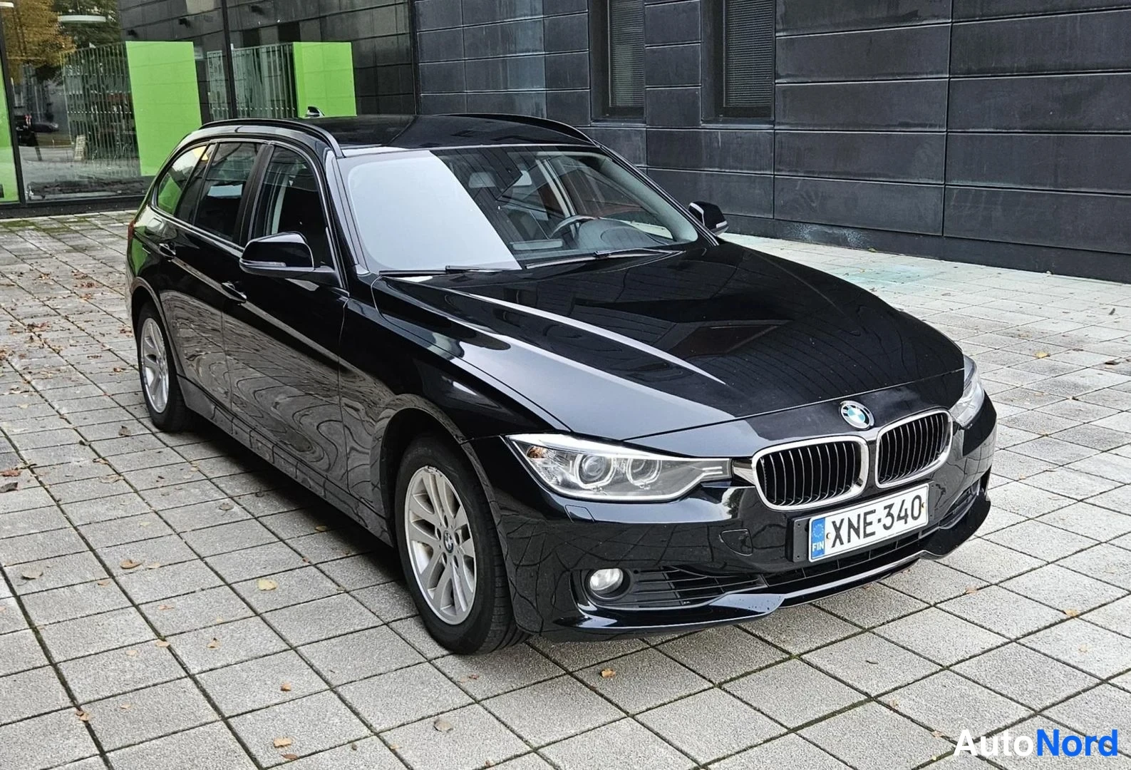 Musta BMW 320i xDrive 2015, etuviisto, keula oikealle, kuva 4