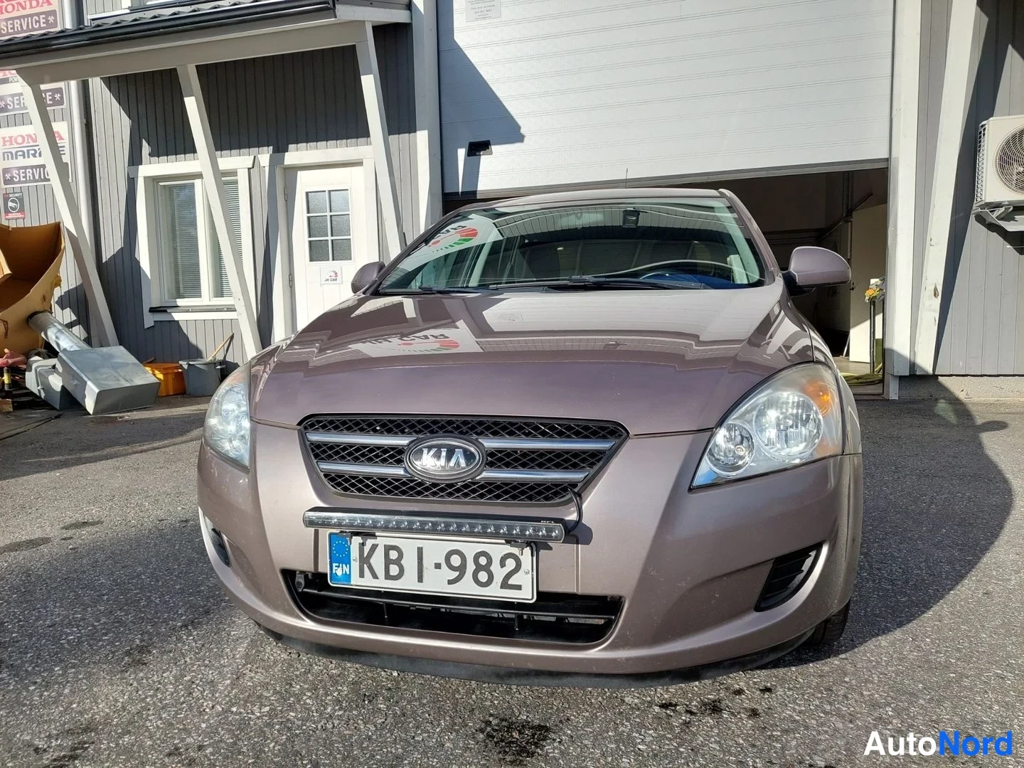 Ruskea Kia Ceed 2007, edestä, kuva 3