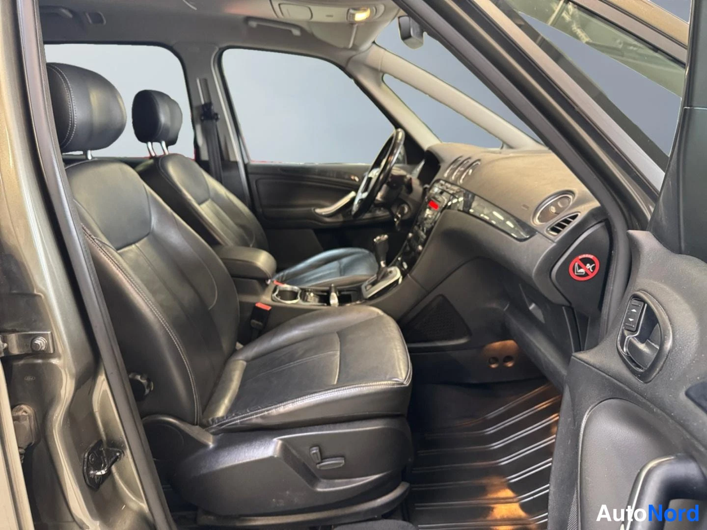 Harmaa Ford Galaxy 2011, ohjaamo, kuva 10