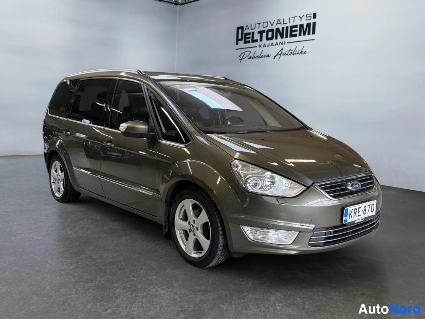 Harmaa Ford Galaxy 2011, etuviisto, keula oikealle, kuva 3