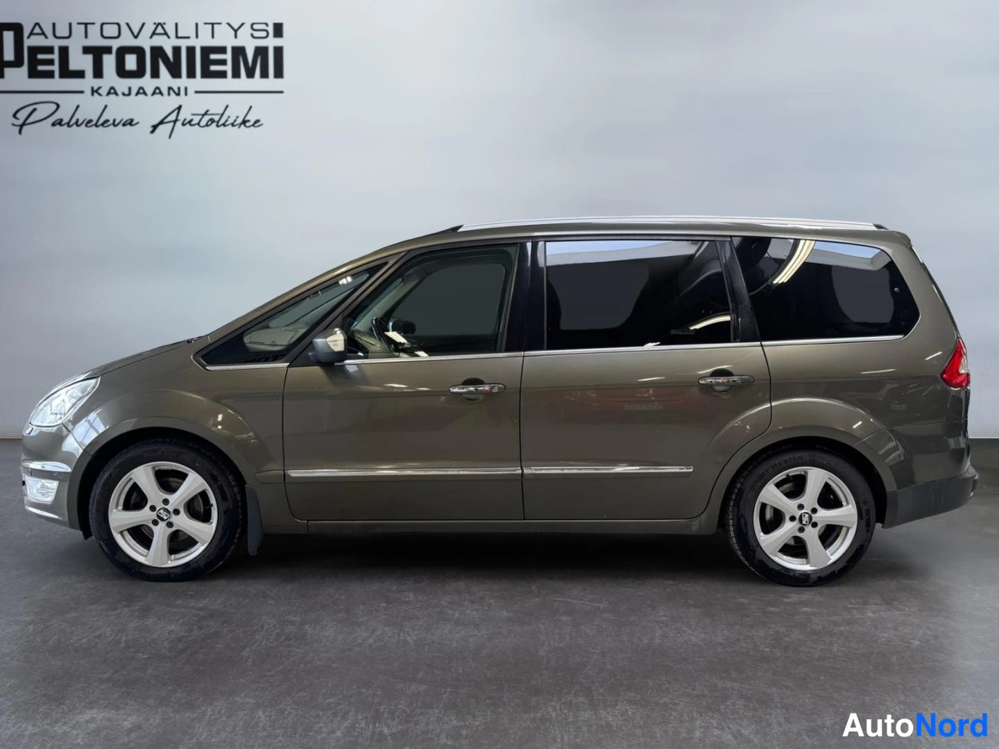 Harmaa Ford Galaxy 2011, etuviisto, keula vasemmalle, kuva 2