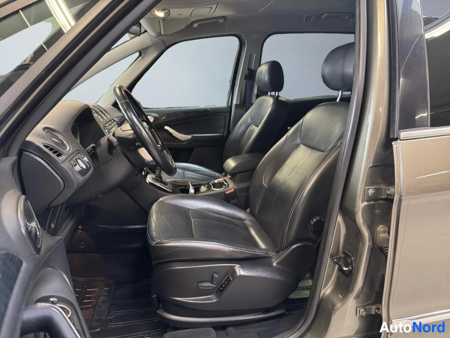Harmaa Ford Galaxy 2011, etuistuimet, kuva 12