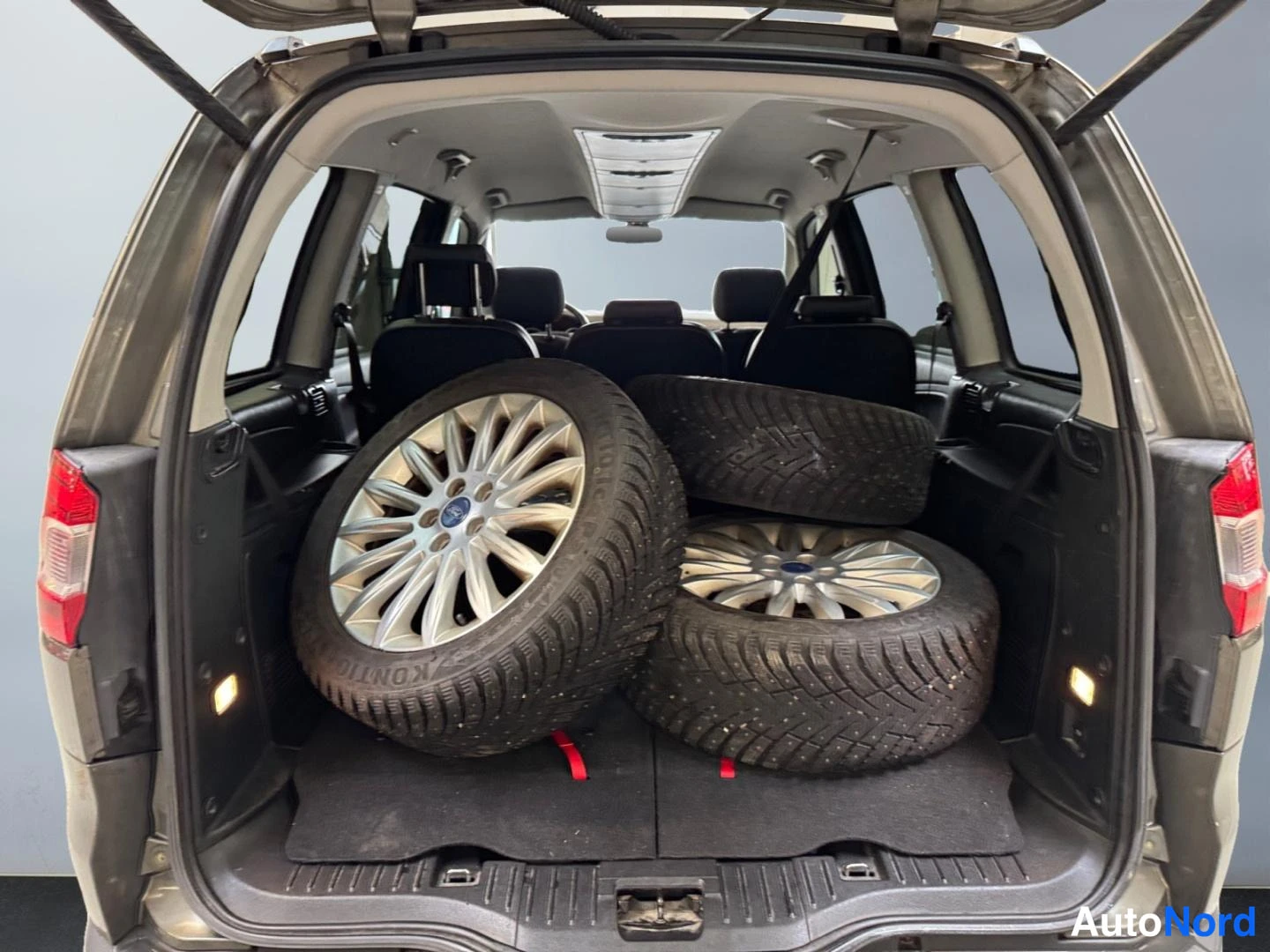 Harmaa Ford Galaxy 2011, tavaratila, kuva 15