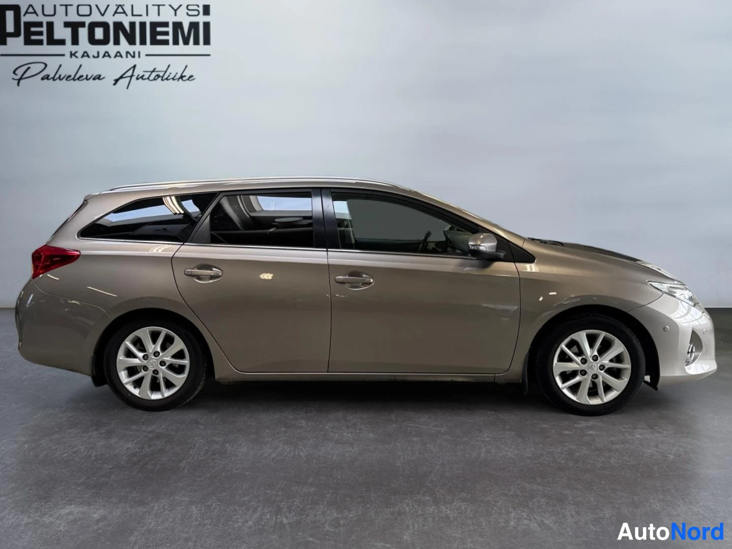 Beige Toyota Auris 2013, etuviisto, keula oikealle, kuva 3