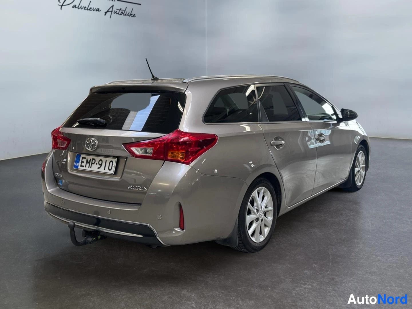 Beige Toyota Auris 2013, takaviisto, kuva 6