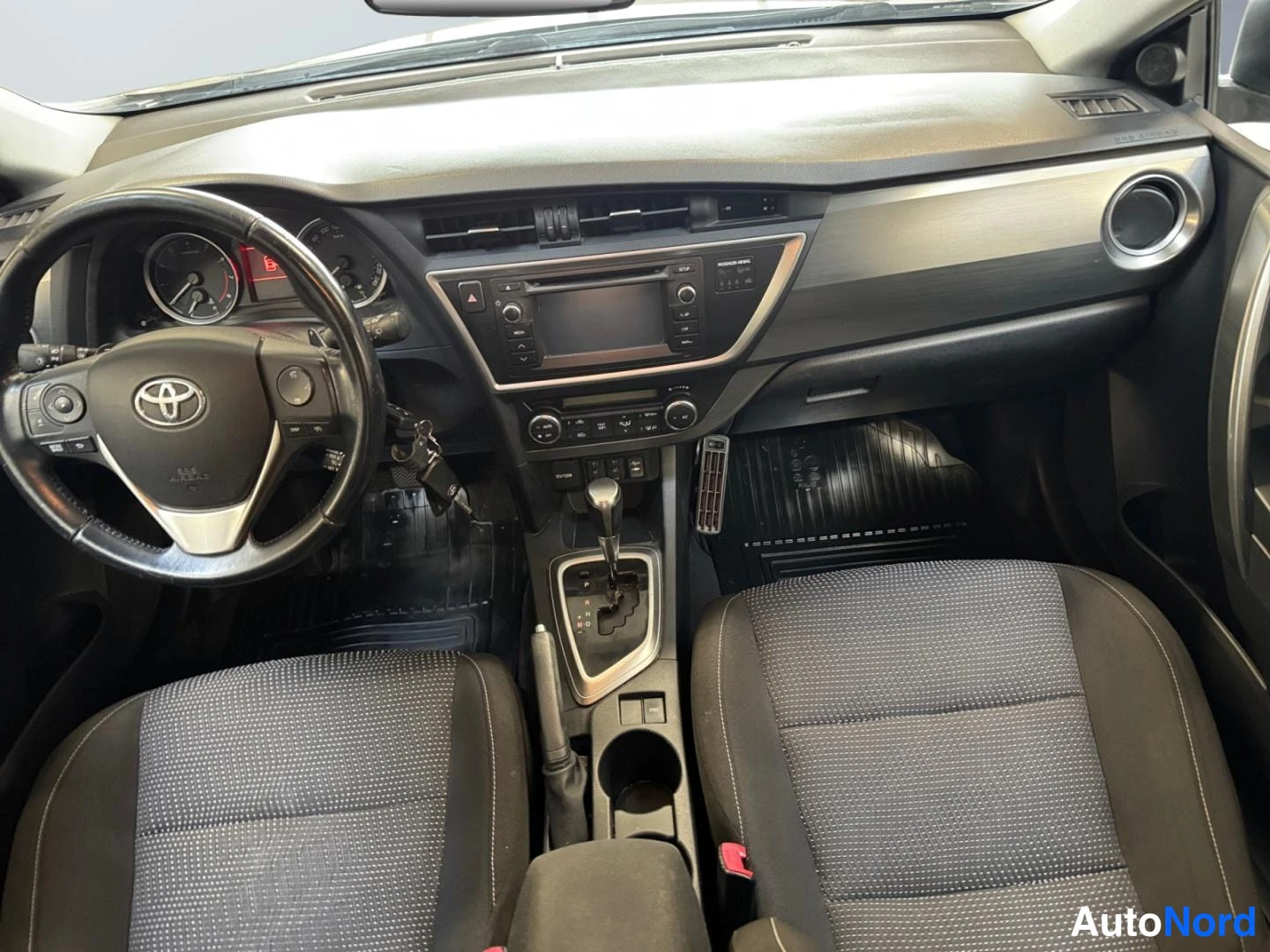 Beige Toyota Auris 2013, ohjaamo, kuva 9