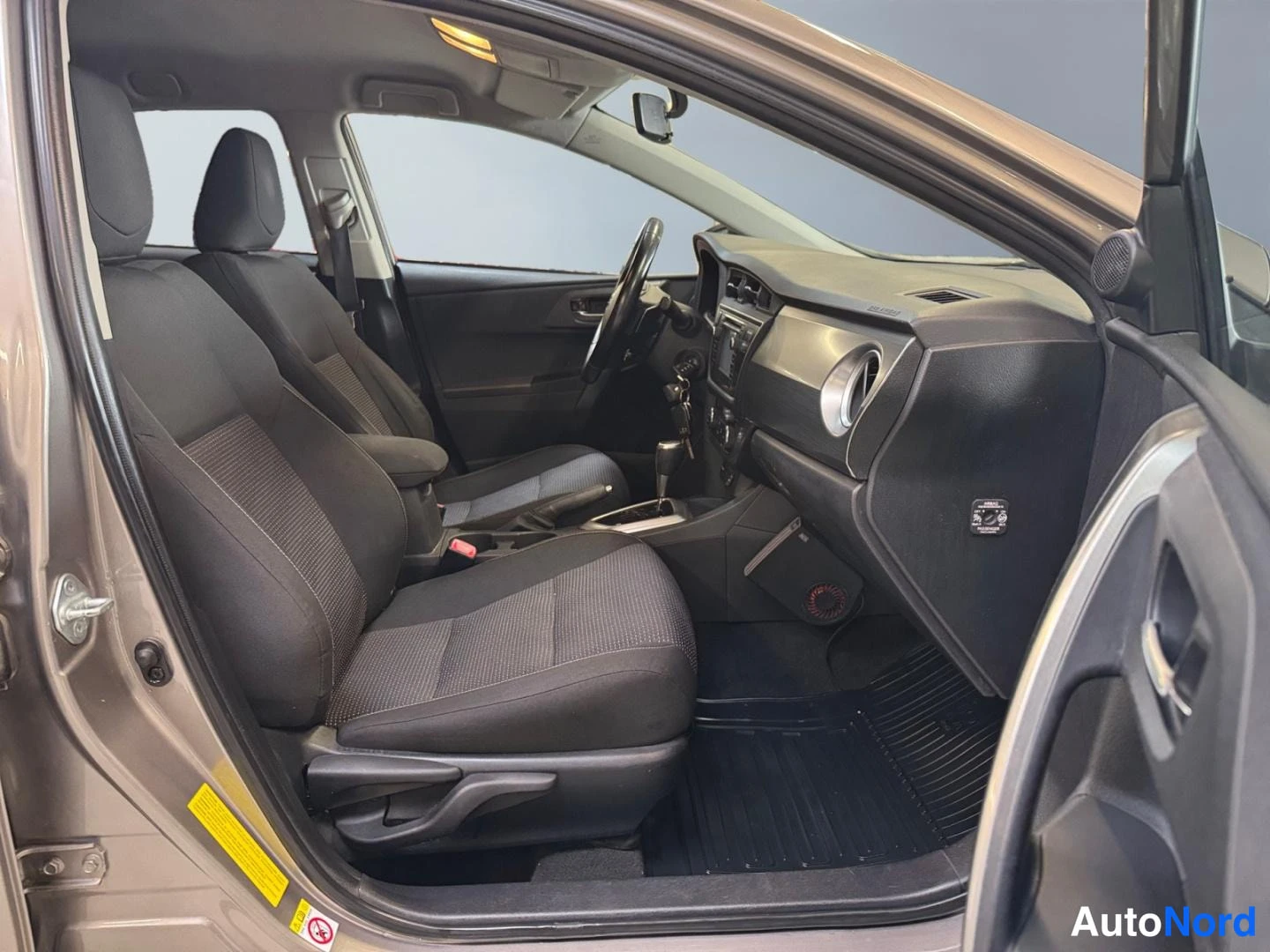 Beige Toyota Auris 2013, etuistuimet, kuva 13
