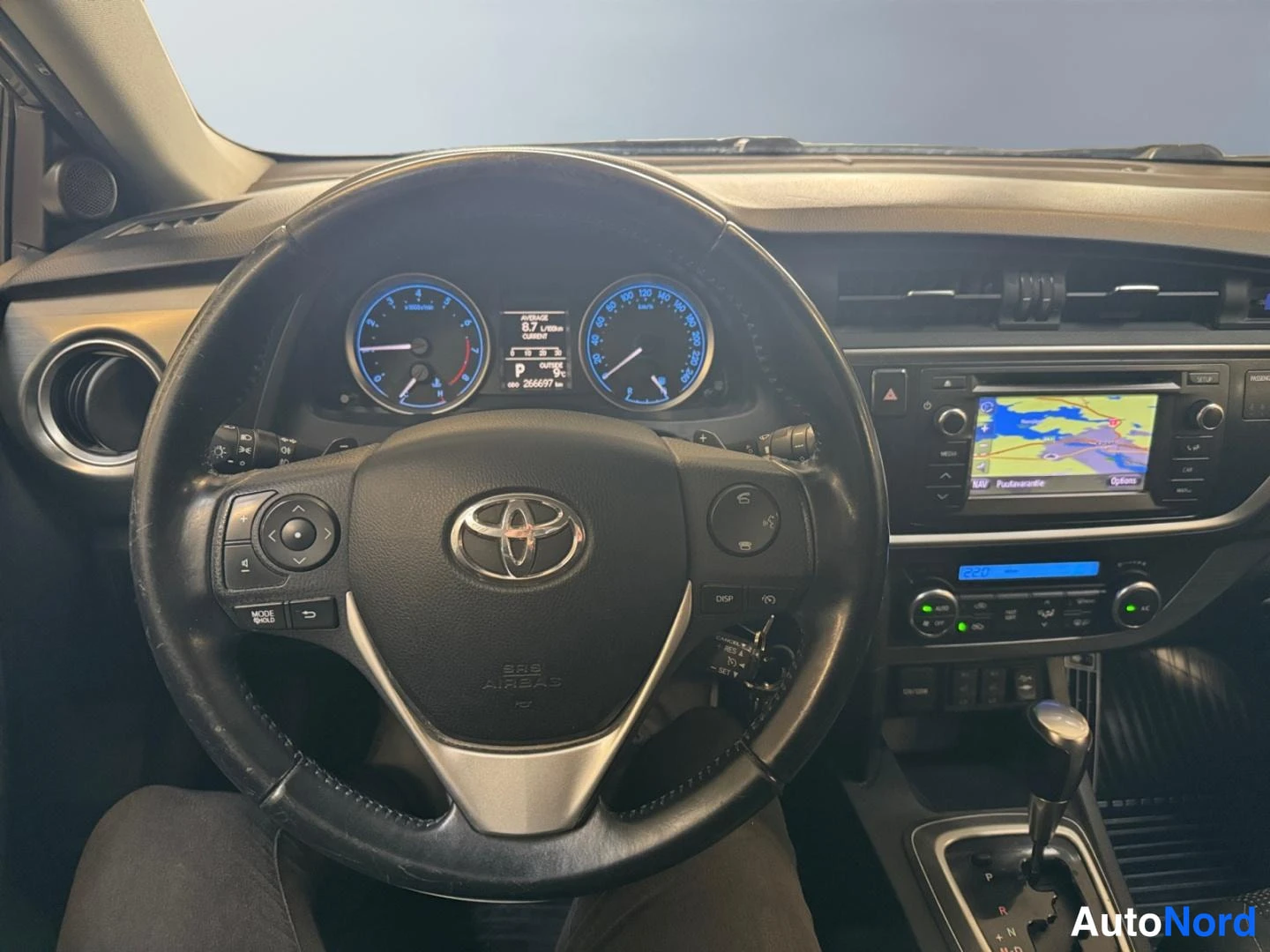 Beige Toyota Auris 2013, ohjaamo, kuva 10
