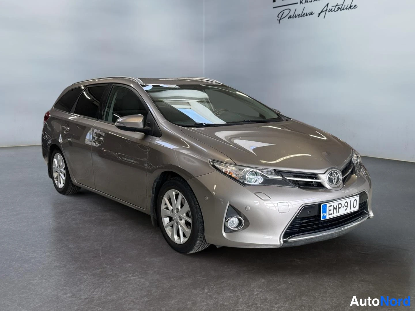 Beige Toyota Auris 2013, etuviisto, keula oikealle, kuva 2