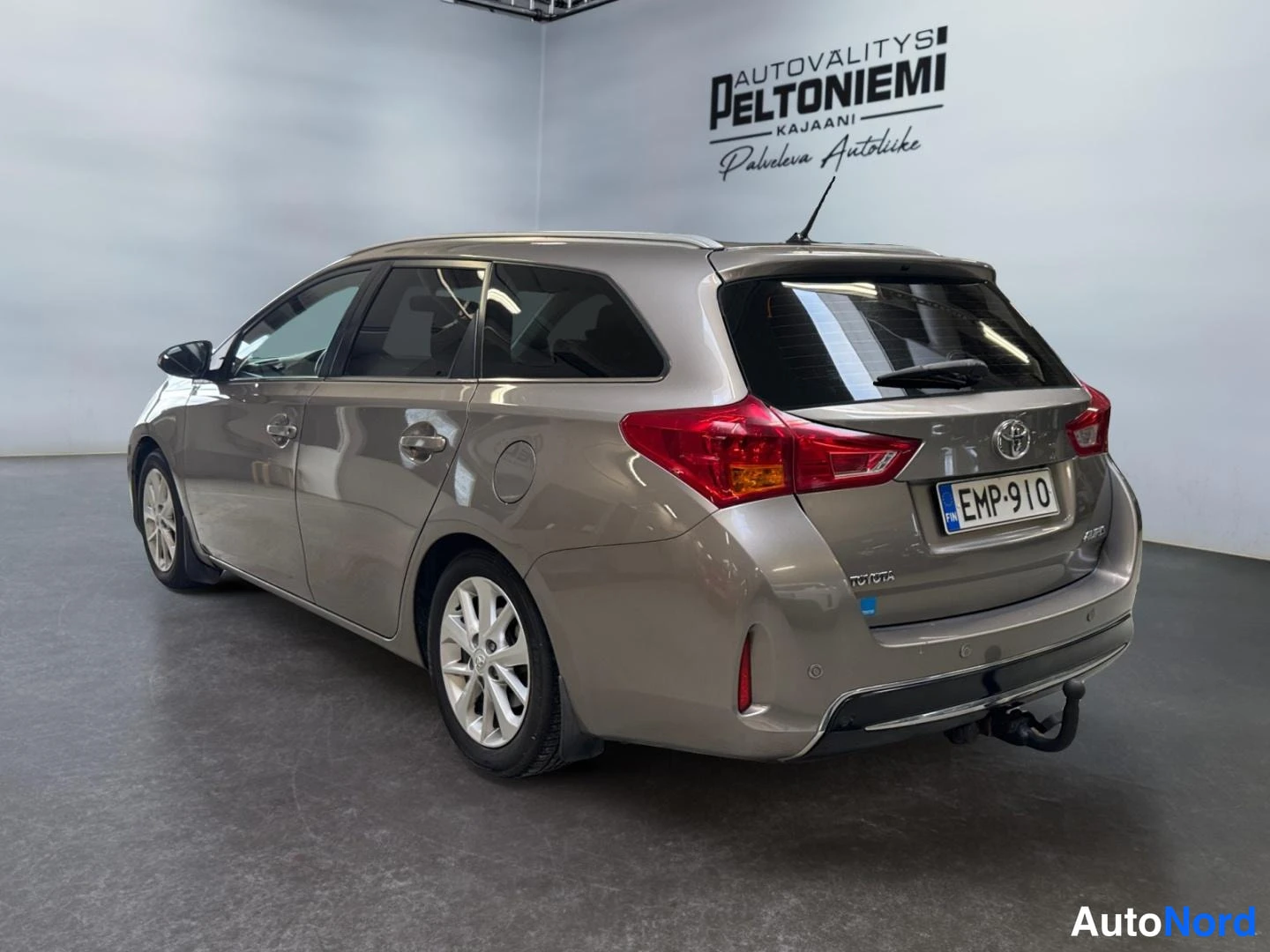 Beige Toyota Auris 2013, takaviisto, kuva 7