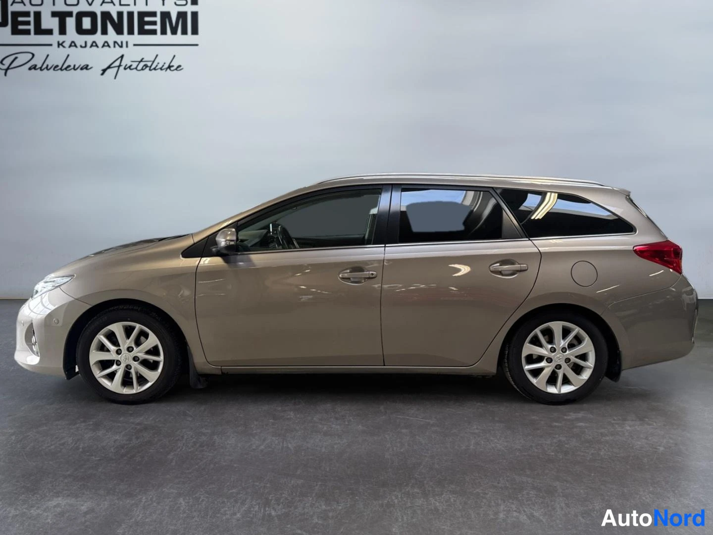 Beige Toyota Auris 2013, takaviisto, kuva 5