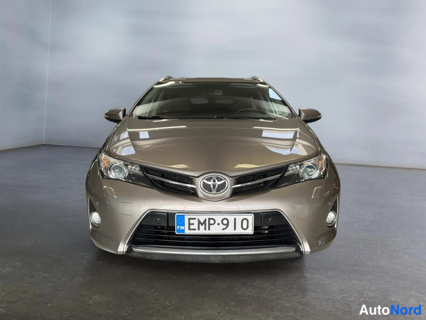 Beige Toyota Auris 2013, edestä, kuva 4