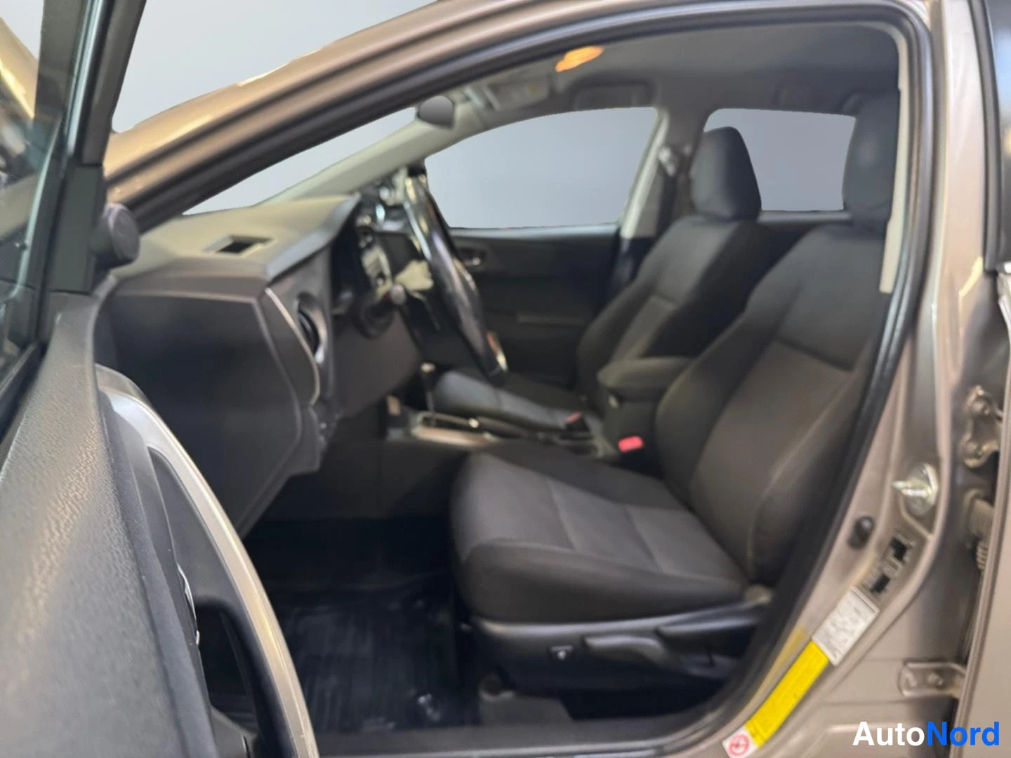 Beige Toyota Auris 2013, etuistuimet, kuva 12
