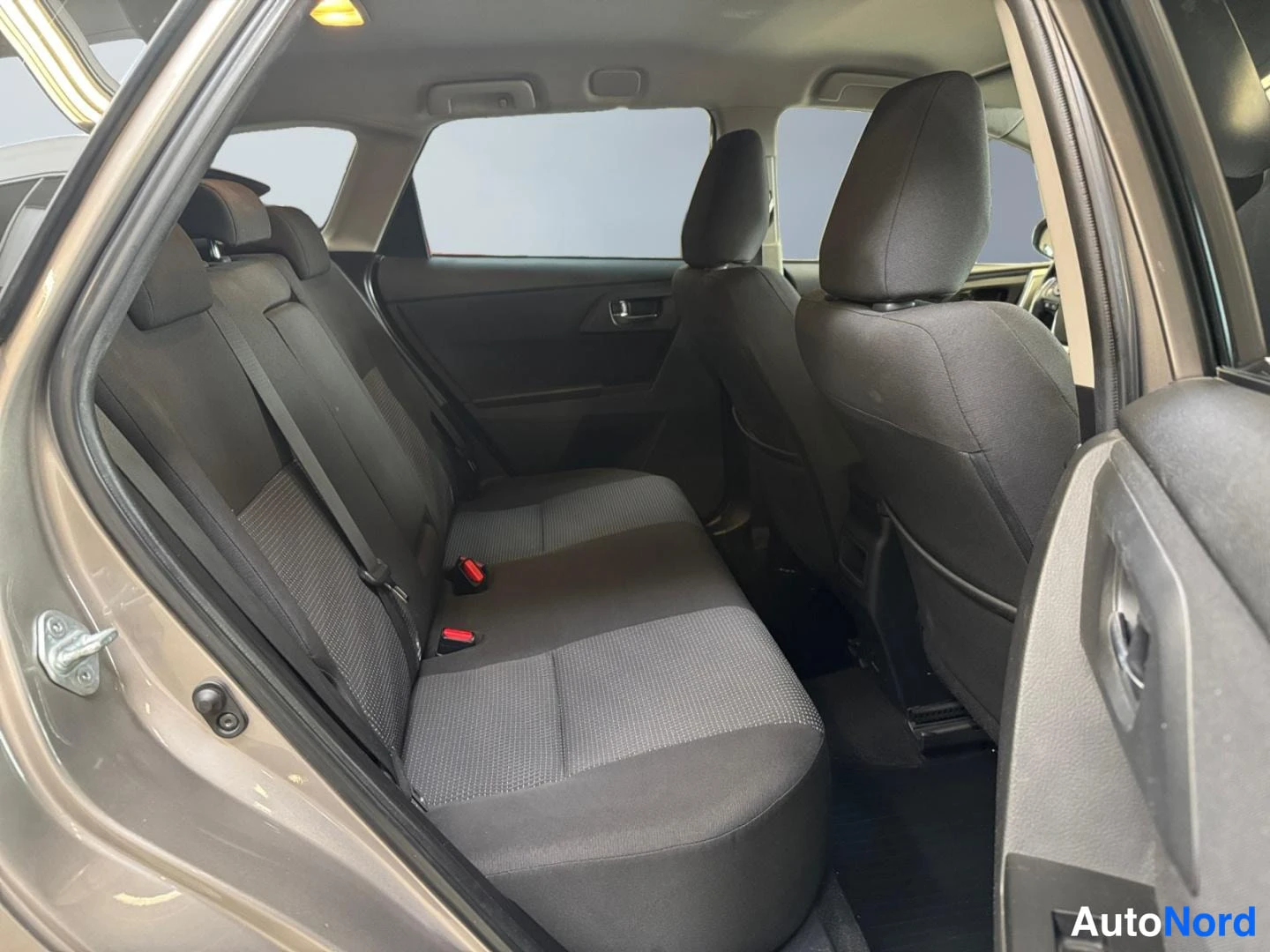 Beige Toyota Auris 2013, takaistuimet, kuva 15