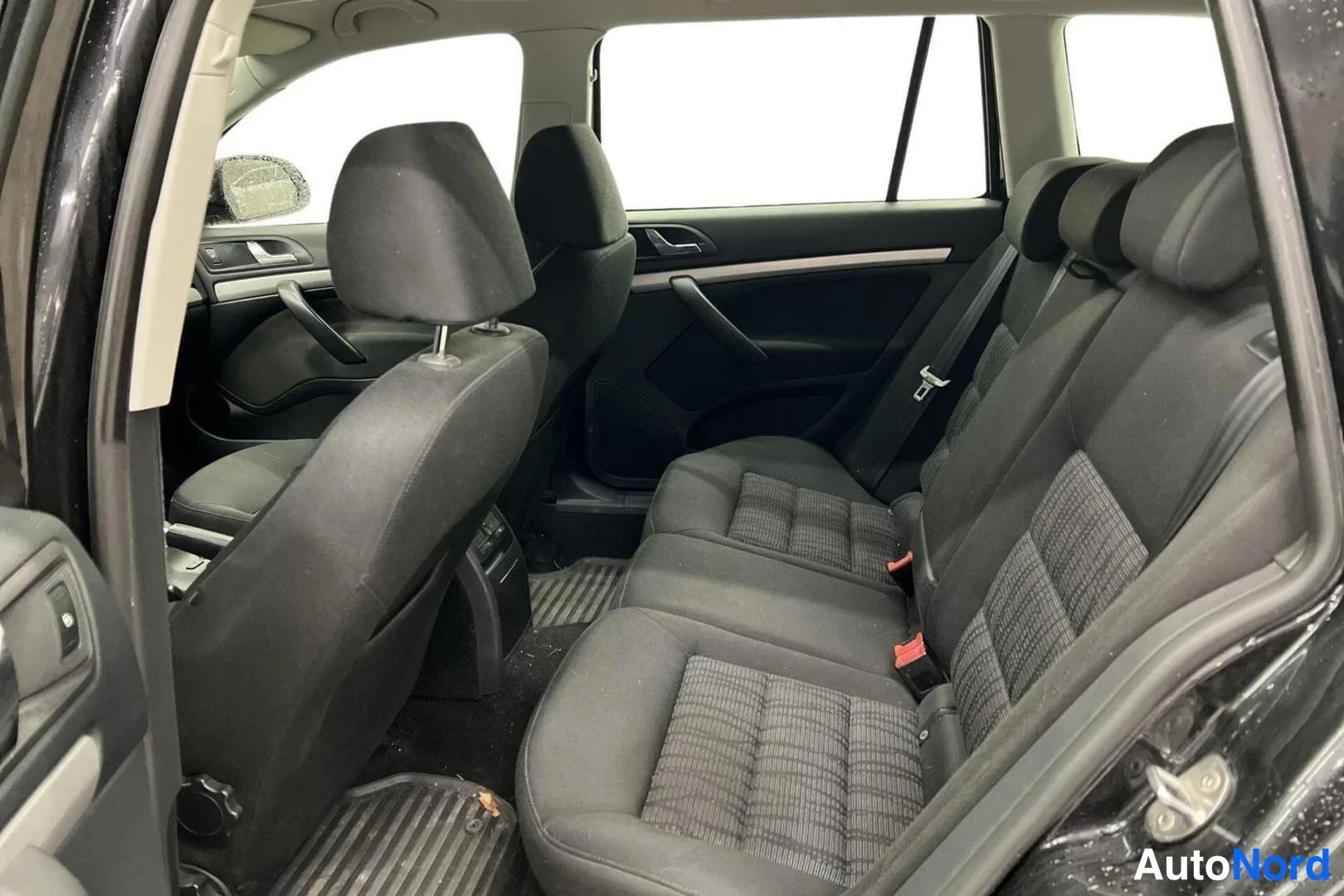 Musta Skoda Octavia 2010, takaistuimet, kuva 4