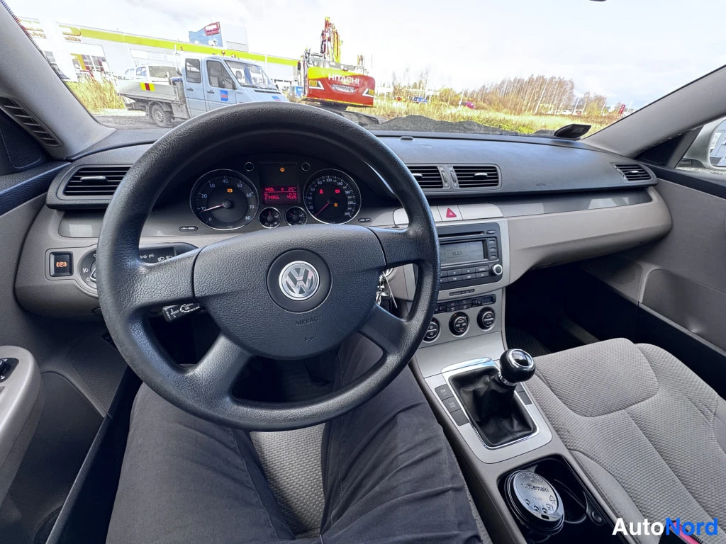 Beige Volkswagen Passat 2006, ohjaamo, kuva 6