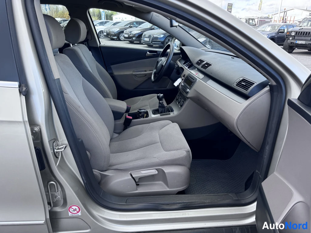 Beige Volkswagen Passat 2006, ohjaamo, kuva 7