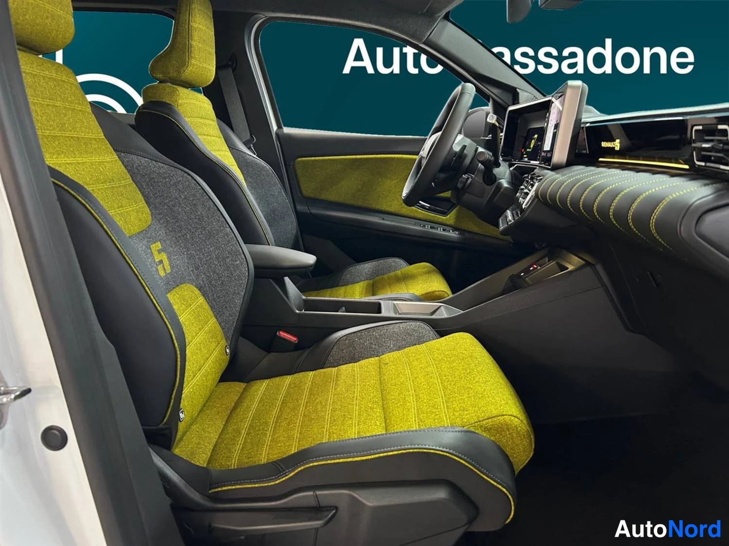 Valkoinen Renault 5 E-Tech electric 2026, etuistuimet, kuva 11