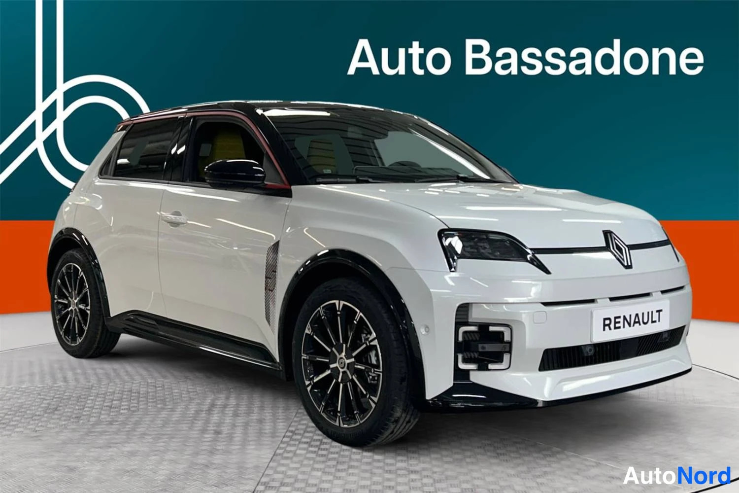 Valkoinen Renault 5 E-Tech electric 2026, etuviisto, keula oikealle, kuva 2