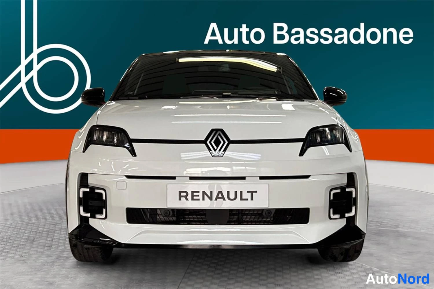 Valkoinen Renault 5 E-Tech electric 2026, edestä, kuva 3