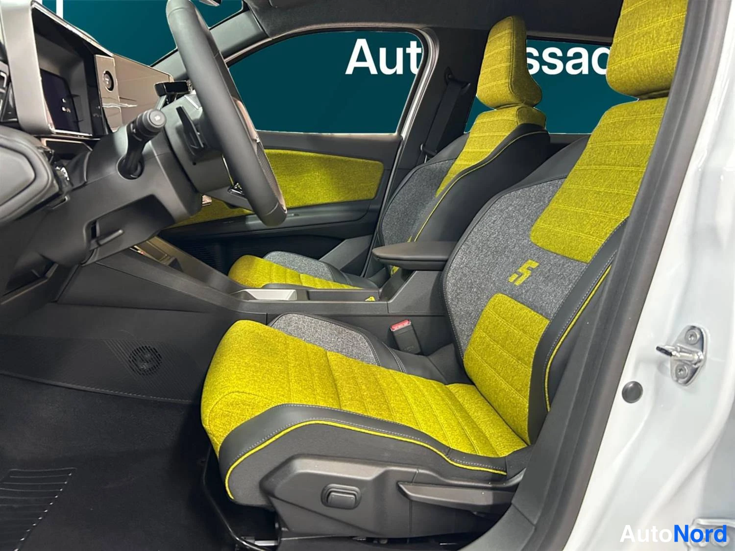 Valkoinen Renault 5 E-Tech electric 2026, etuistuimet, kuva 10