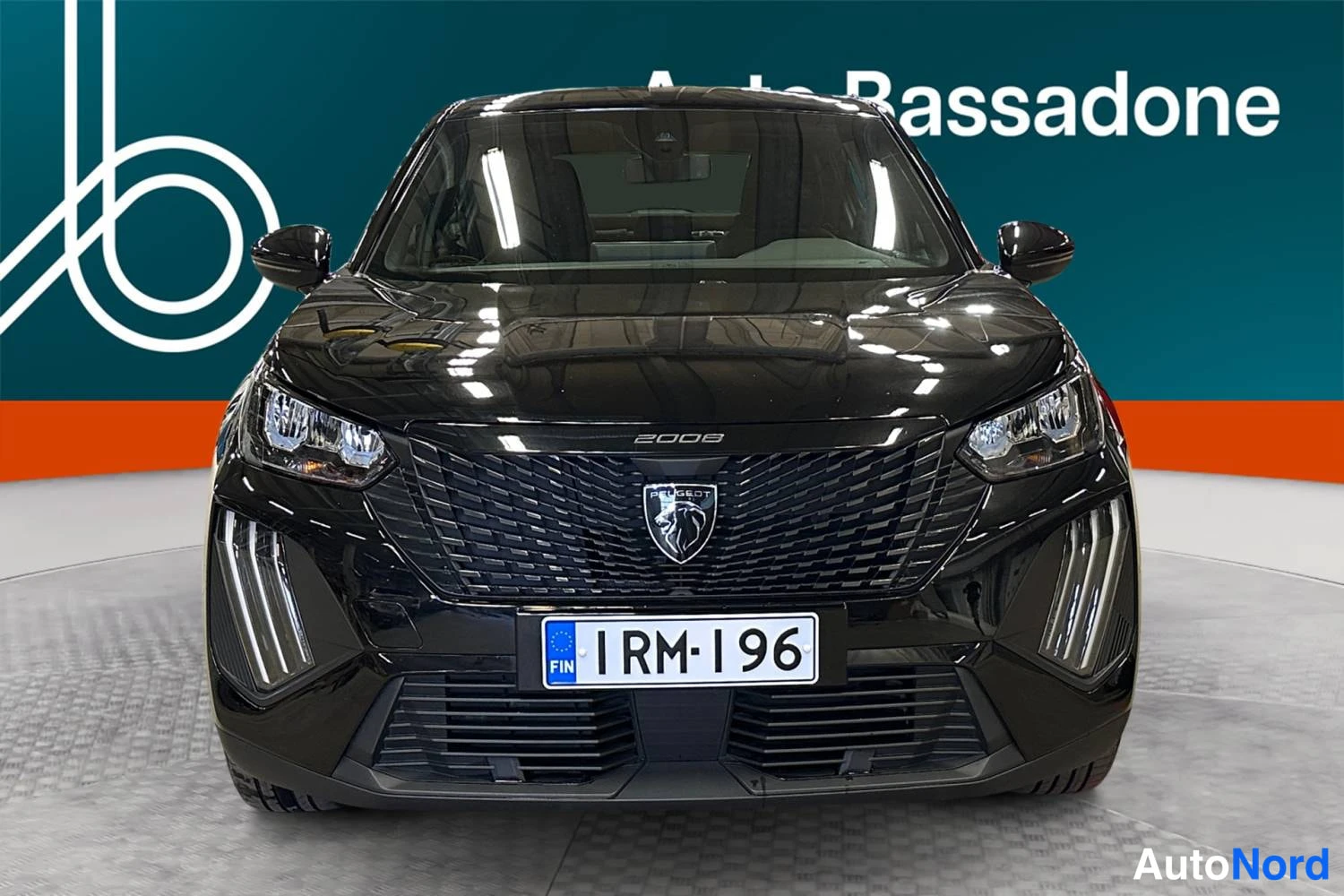 Musta Peugeot E-2008 2023, edestä, kuva 4