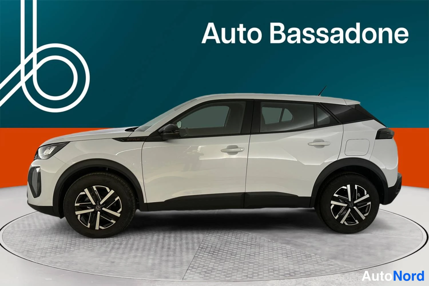 Valkoinen Peugeot 2008 2025, sivulta, kuva 5