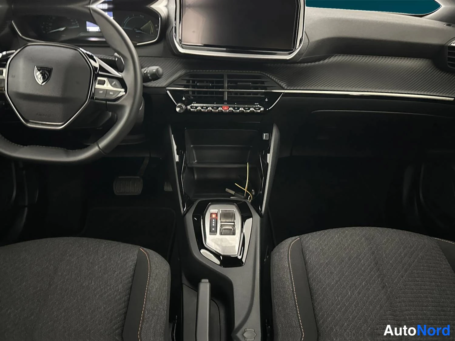 Valkoinen Peugeot 2008 2025, ohjaamo, kuva 10