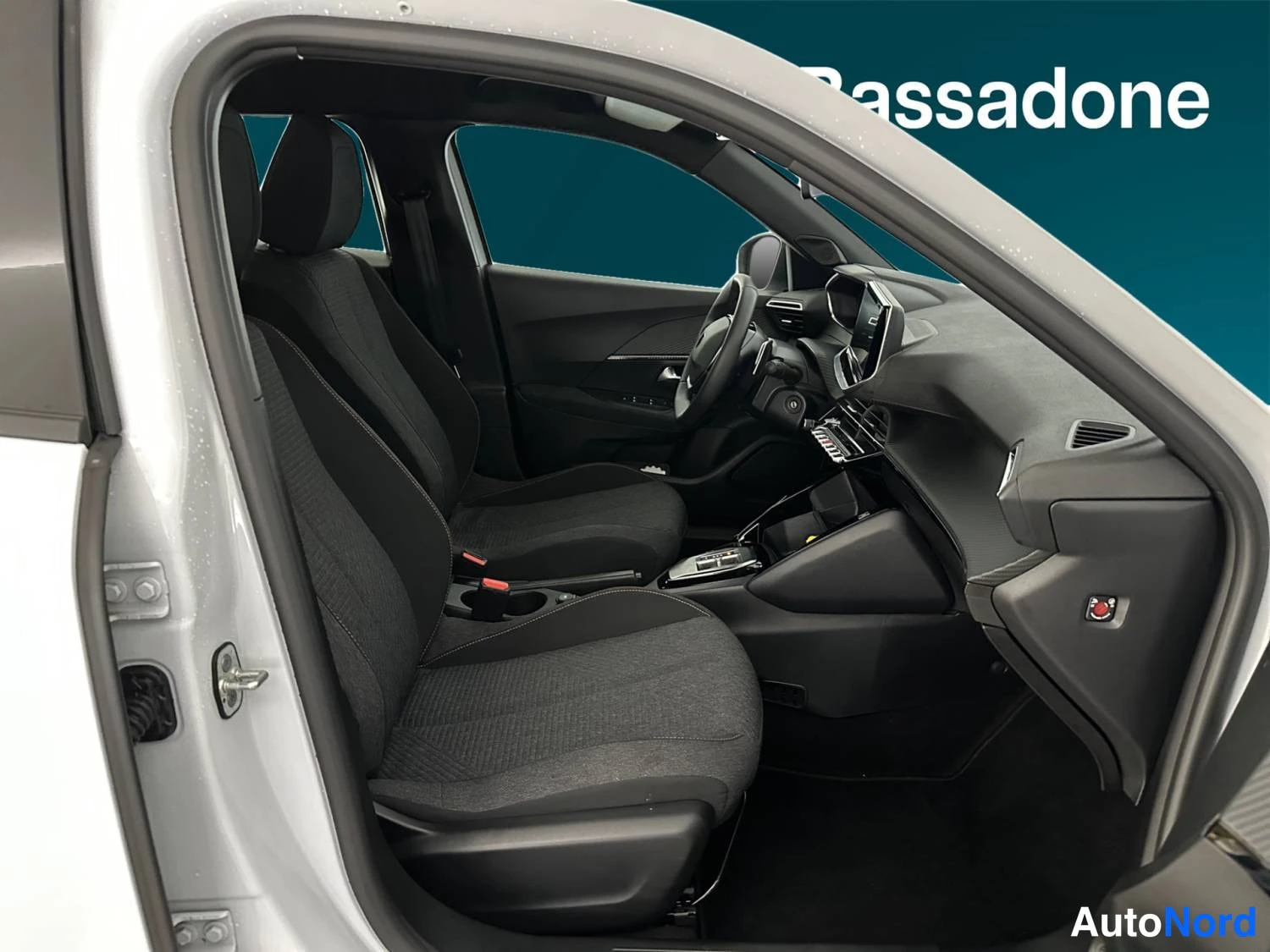 Valkoinen Peugeot 2008 2025, etuistuimet, kuva 12