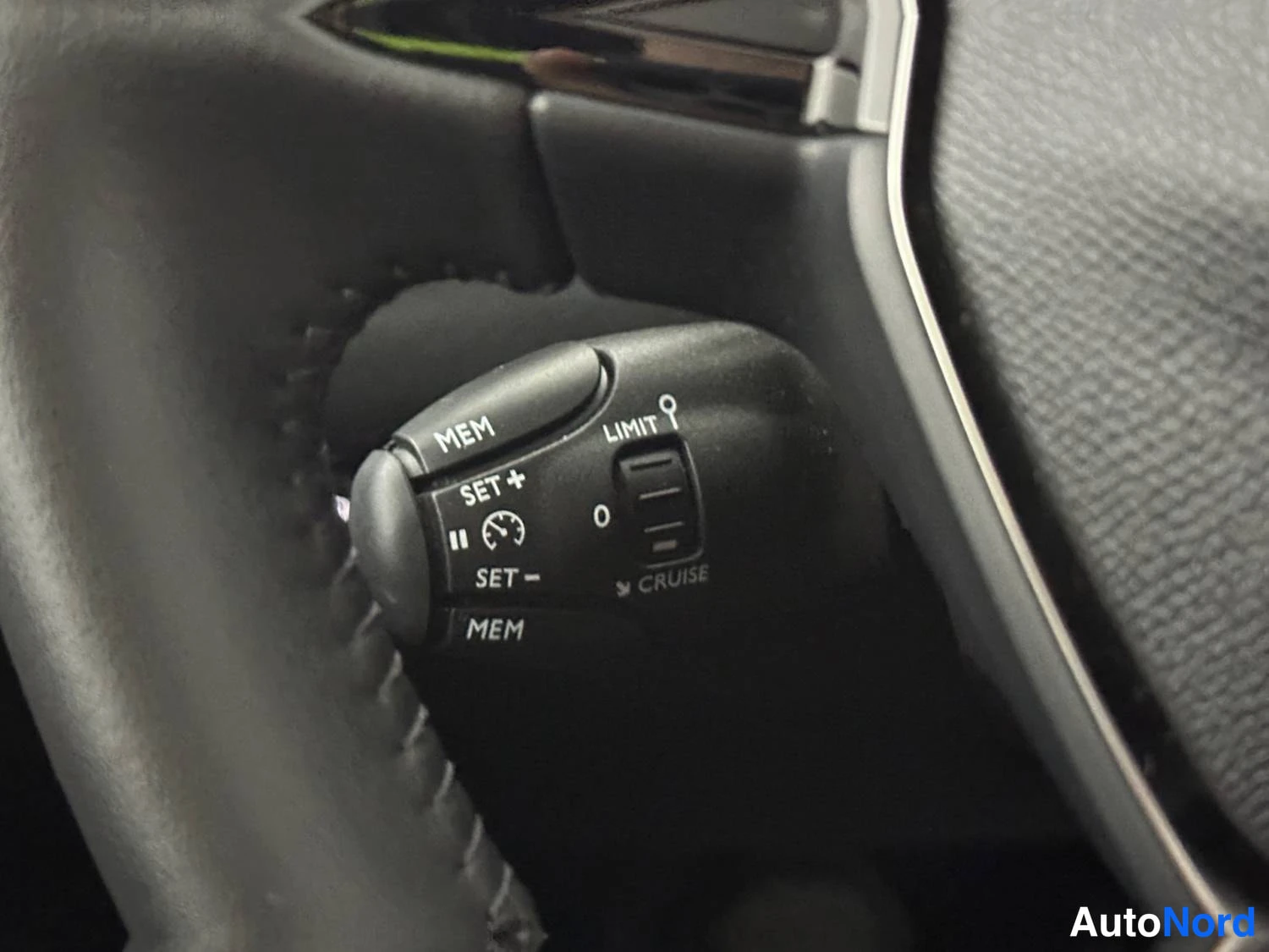 Valkoinen Peugeot 2008 2025, yksityiskohta, kuva 21