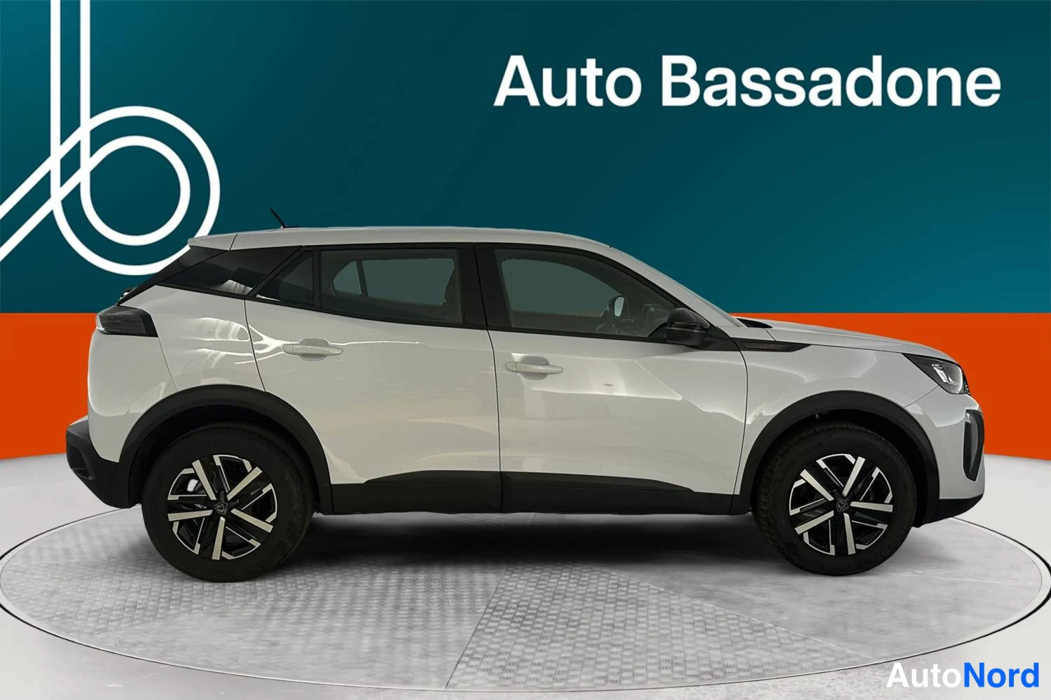 Valkoinen Peugeot 2008 2025, sivulta, kuva 4