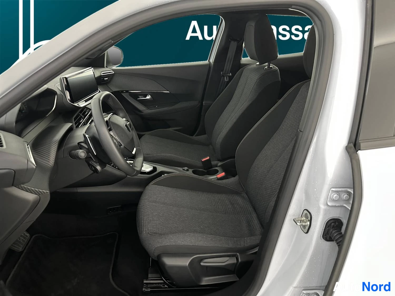 Valkoinen Peugeot 2008 2025, etuistuimet, kuva 11